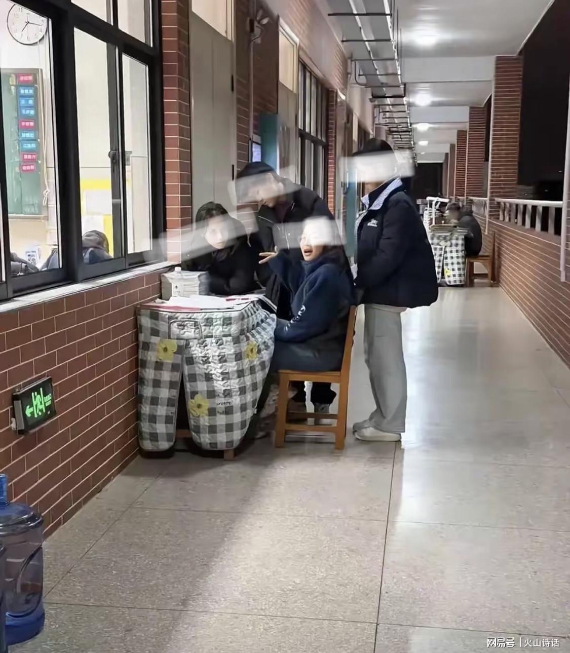 开云-震惊！网传有学校老师冬天坐在教学楼走廊，批改作业并为学生解答