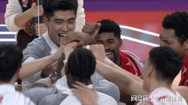 开云-硬汉！32岁老将两腿全拉伤，缠满绷带打20分钟，媒体人:真是拼了